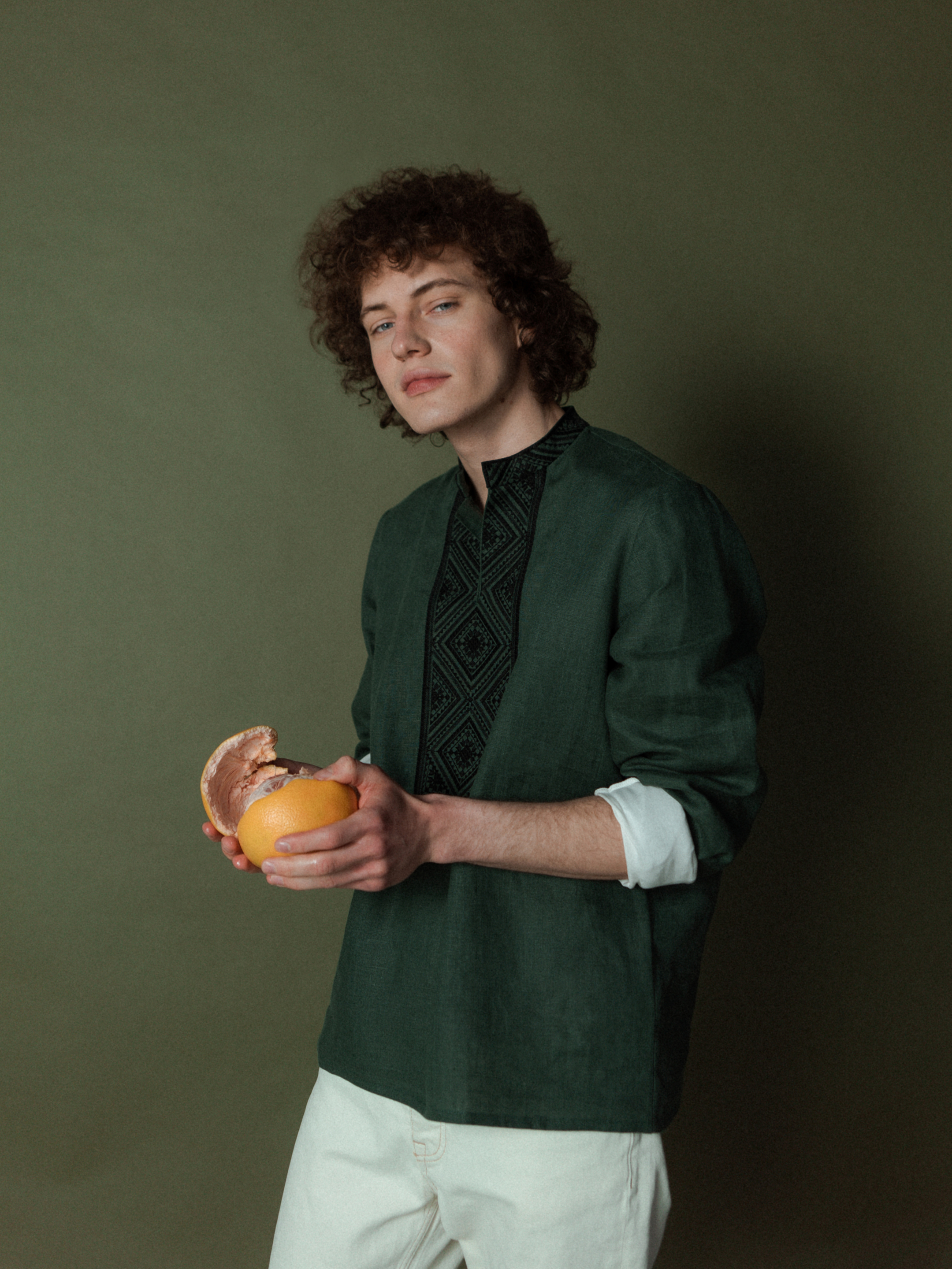 Чоловіча сорочка із зеленого льону з геометричною вишивкою Troyan - фото 1