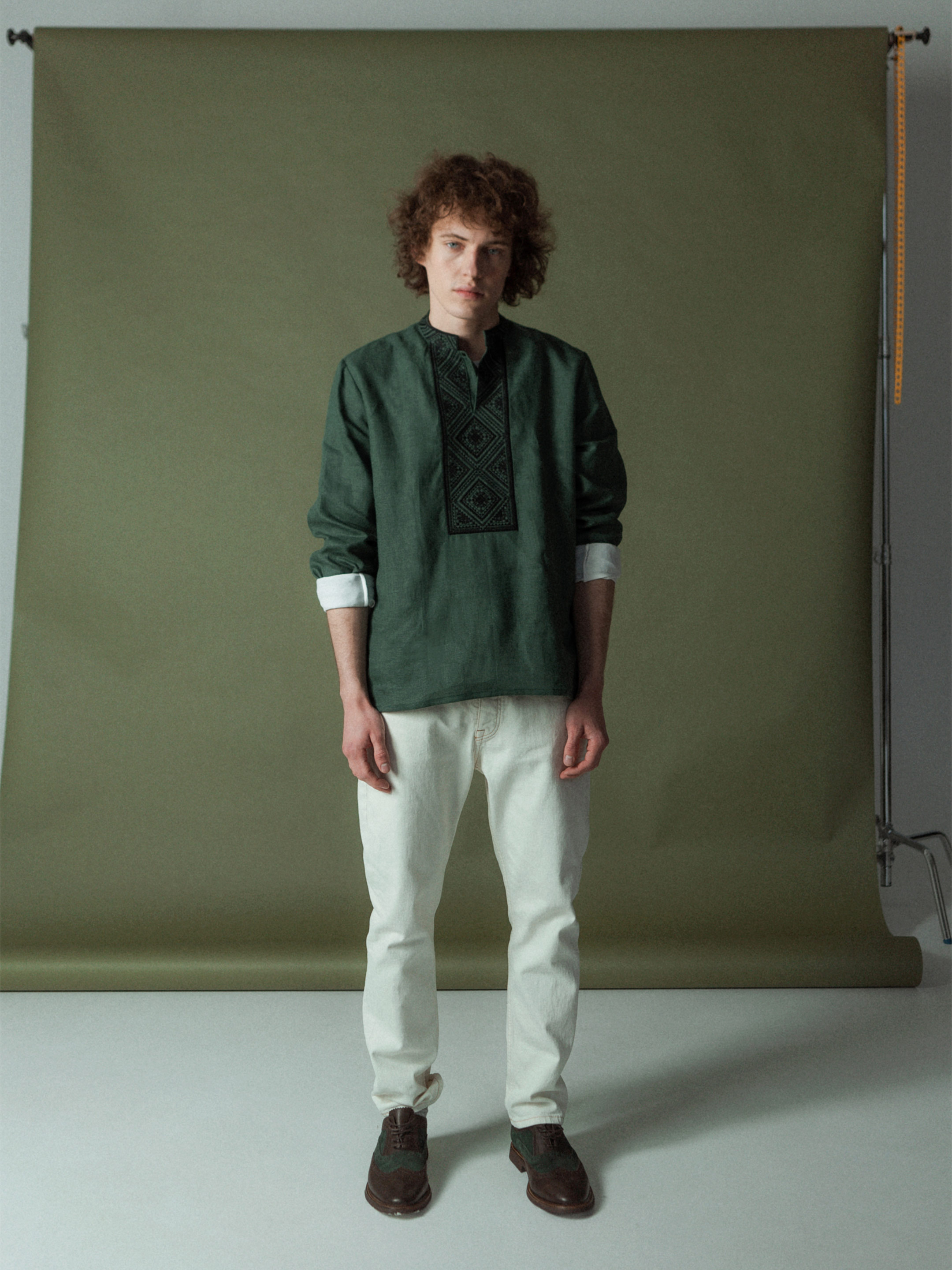 Чоловіча сорочка із зеленого льону з геометричною вишивкою Troyan - фото 2
