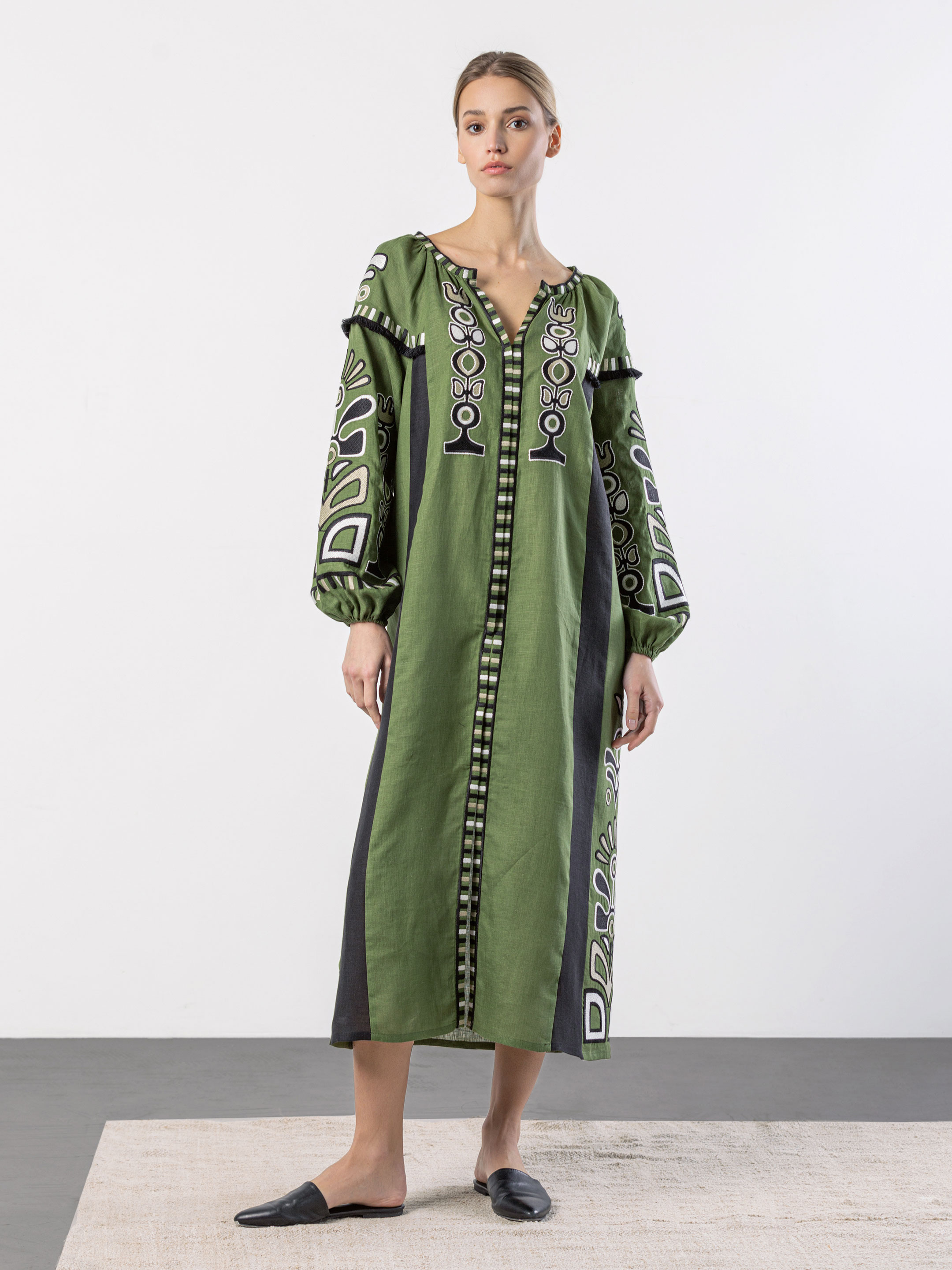 Зелена сукня з чорними вставками та вишивкою VILHA - фото 1