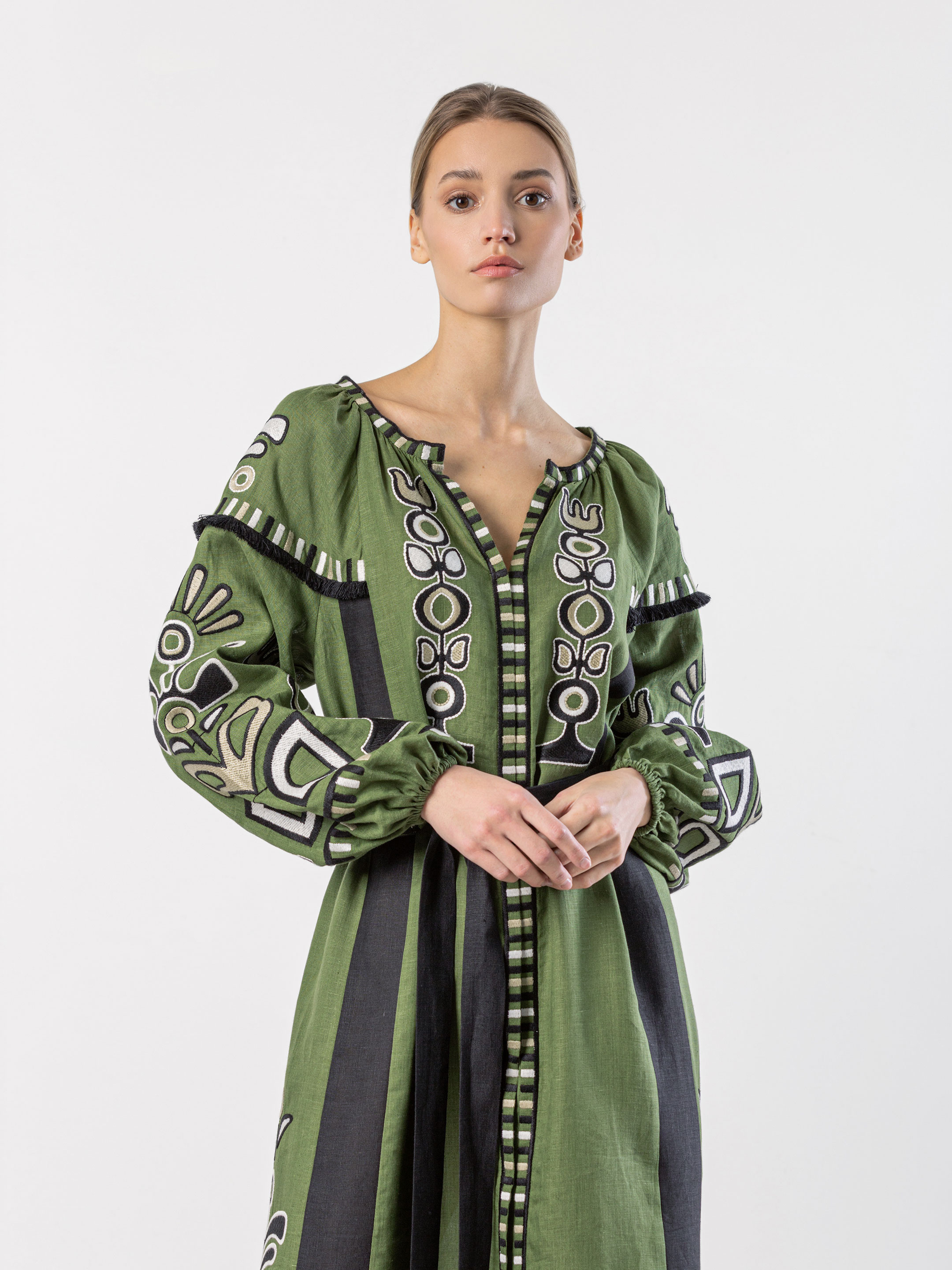 Зелена сукня з чорними вставками та вишивкою VILHA - фото 2
