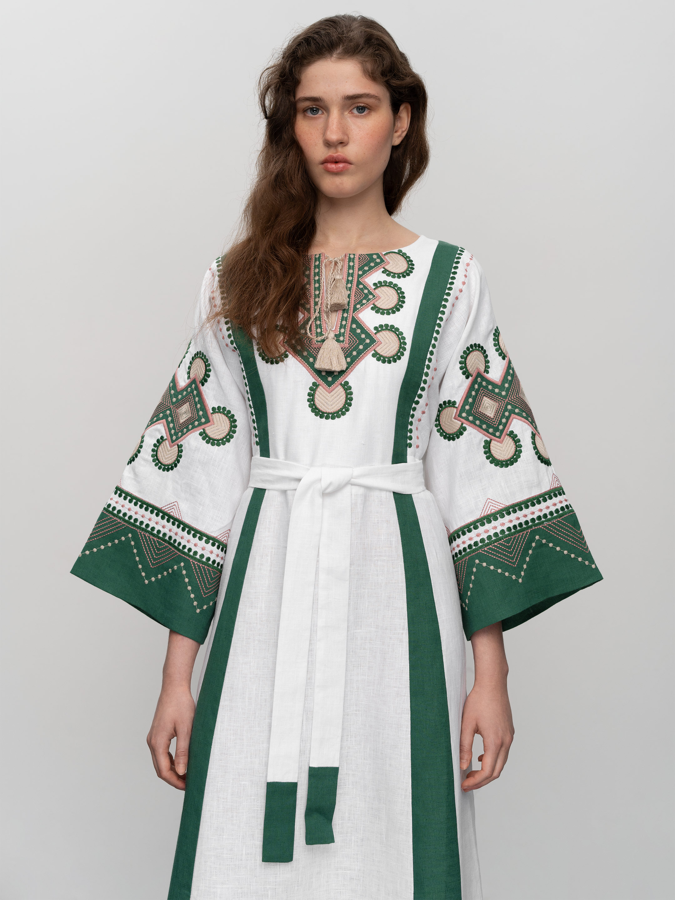 Біло-зелена сукня вільного крою з вишивкою Temple - фото 2