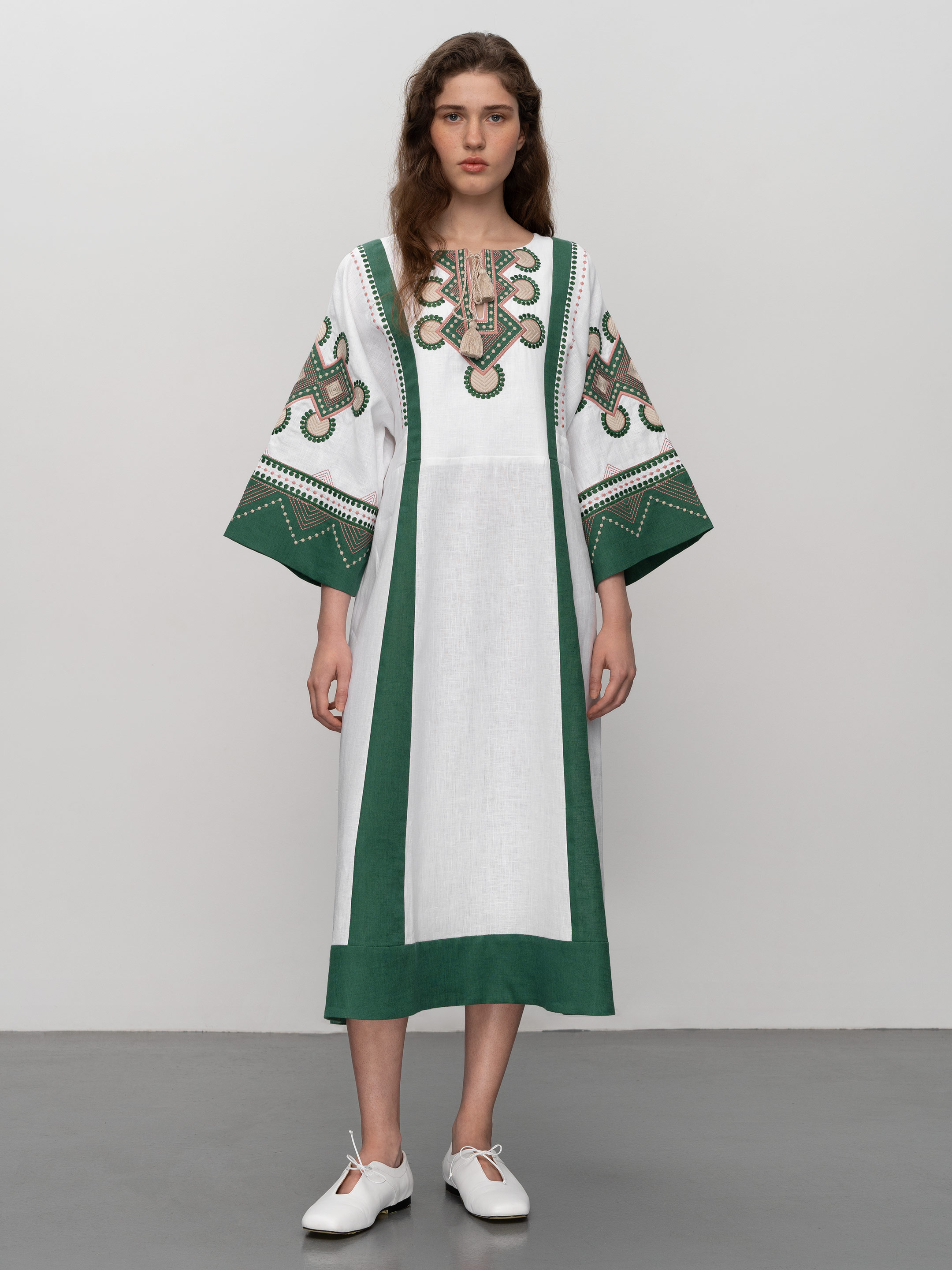 Біло-зелена сукня вільного крою з вишивкою Temple - фото 1