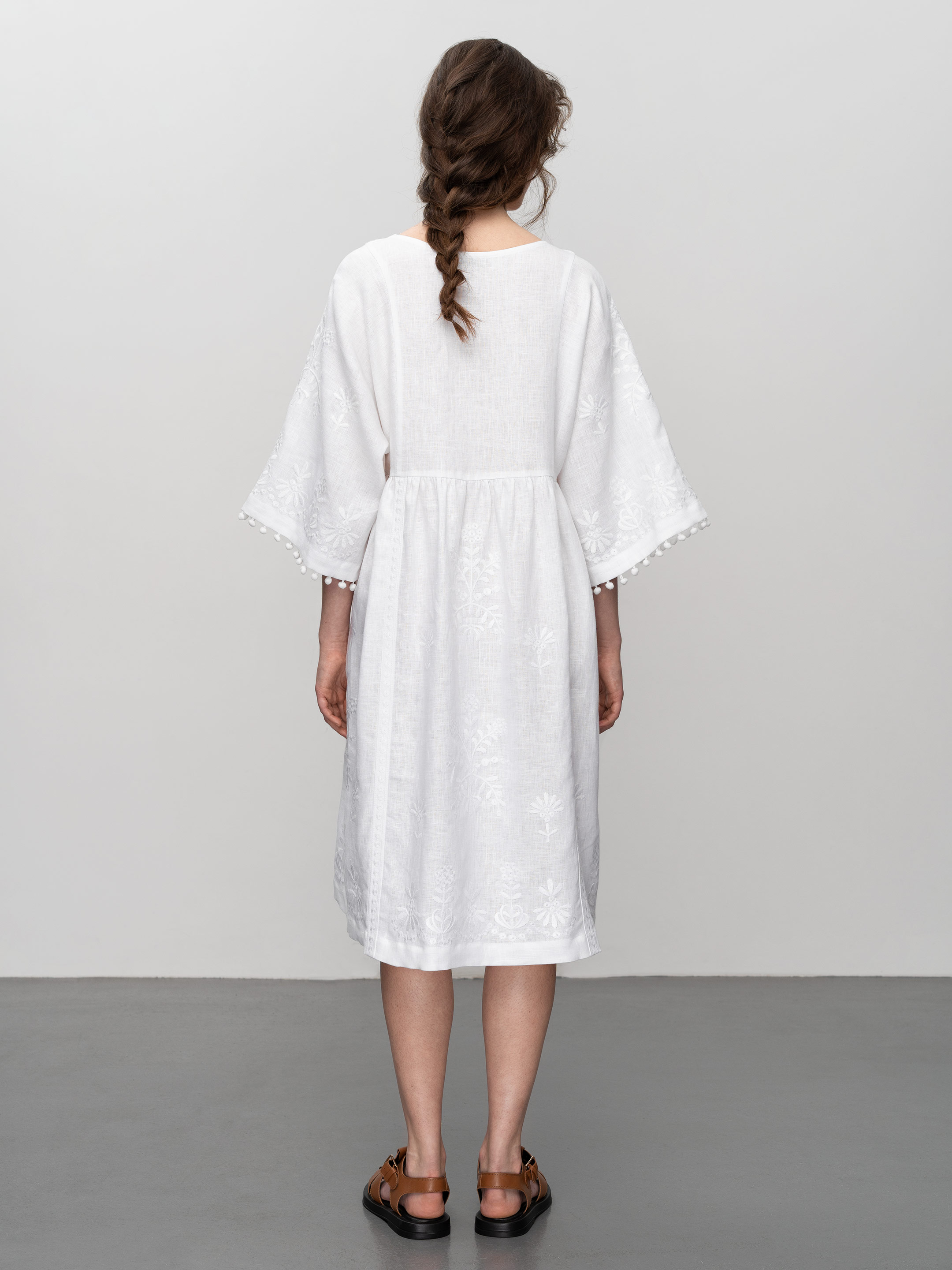 Легка біла сукня з льону з рослинним орнаментом Virgin - фото 2