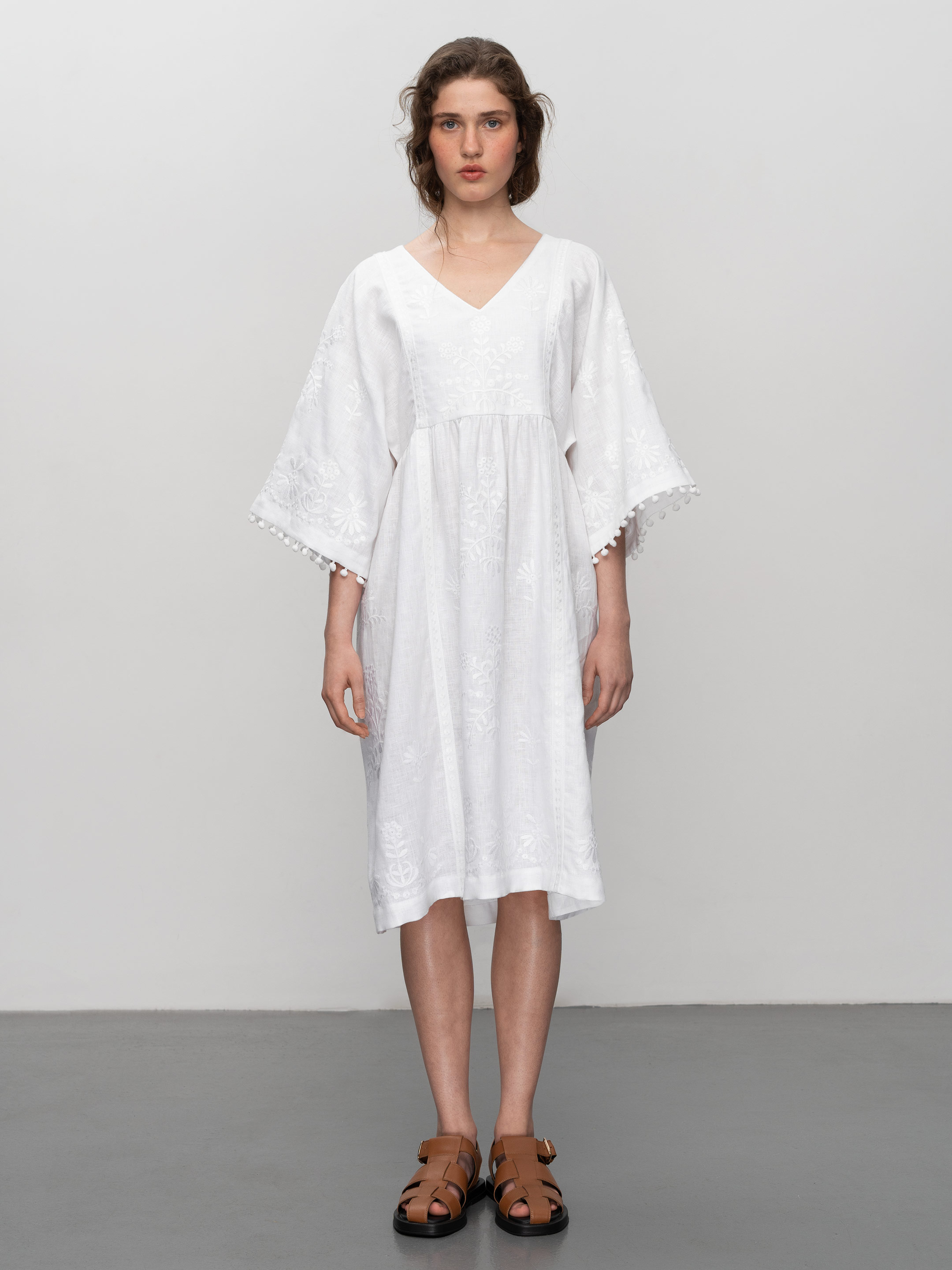 Легка біла сукня з льону з рослинним орнаментом Virgin - фото 1