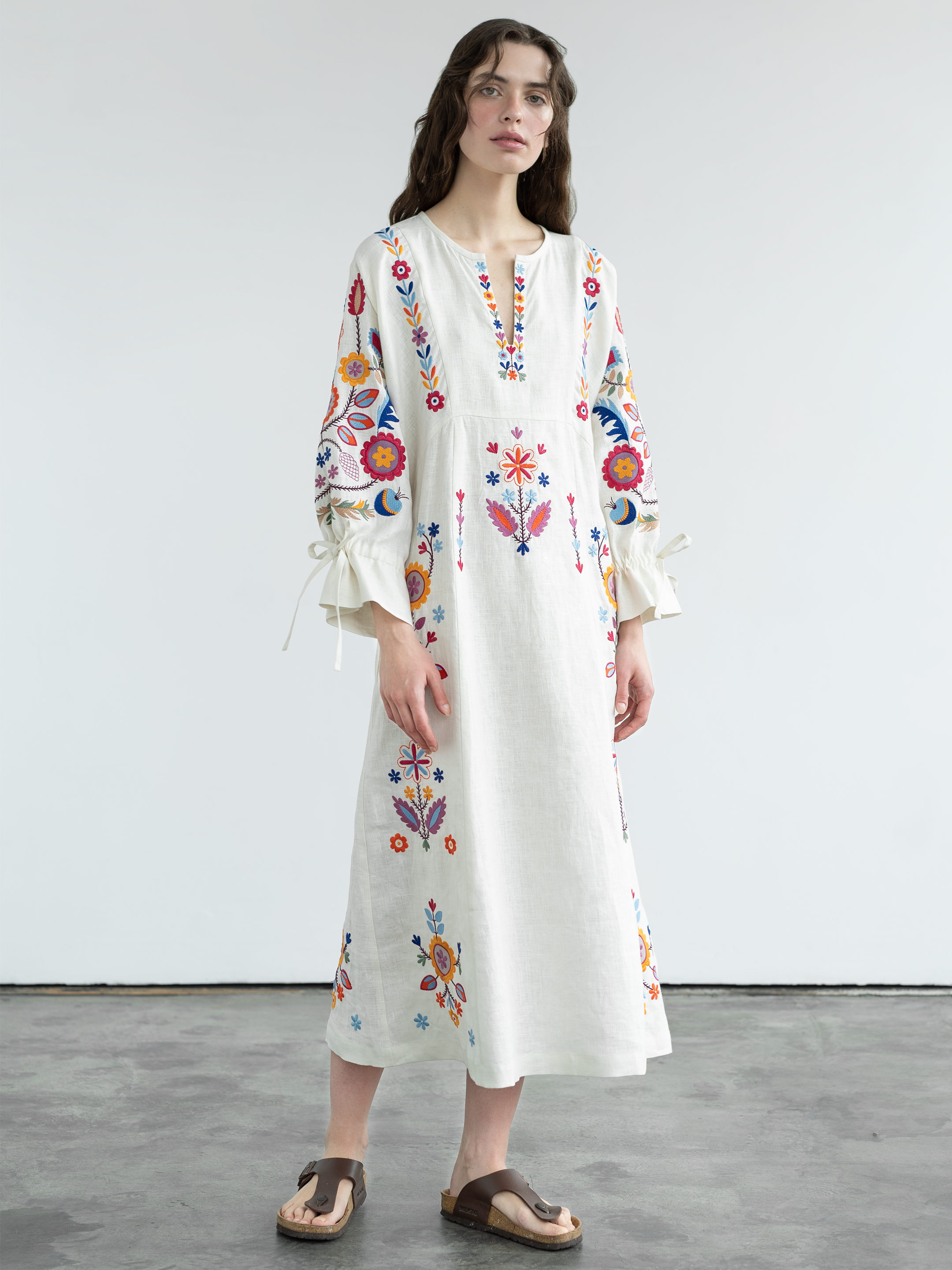 Біла лляна сукня з рослинним орнаментом Sobachko - фото 1