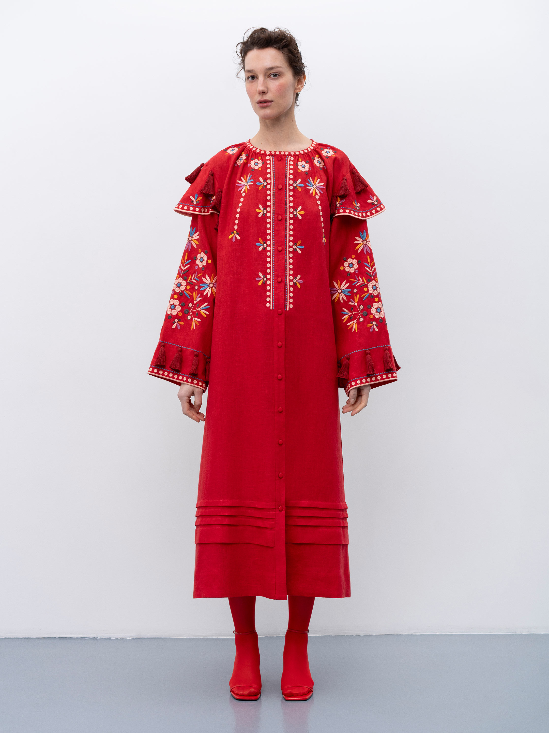 Червона лляна вишита сукня з квітковими мотивами та китицями "Веснянка" - фото 1