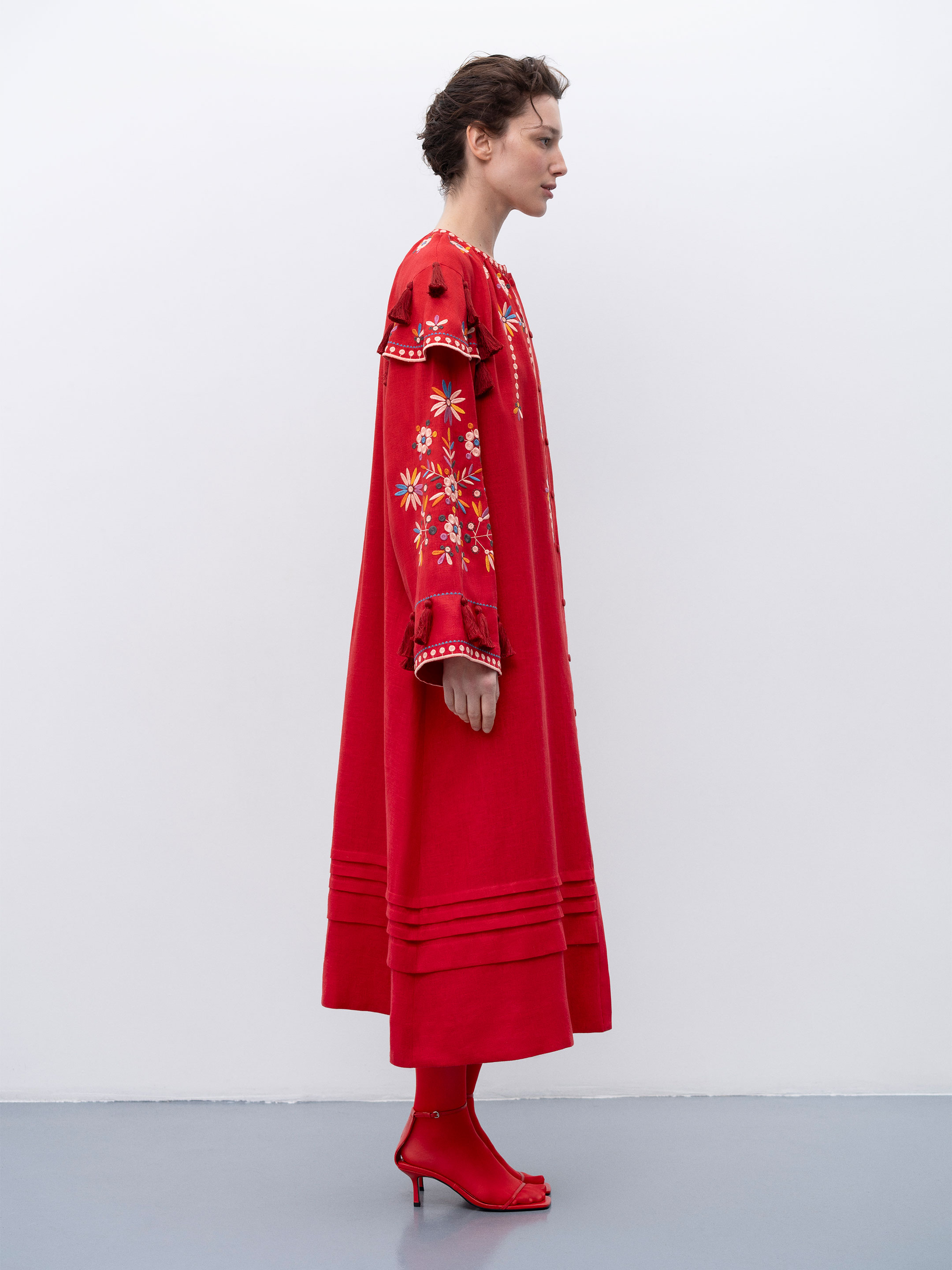 Червона лляна вишита сукня з квітковими мотивами та китицями "Веснянка" - фото 2