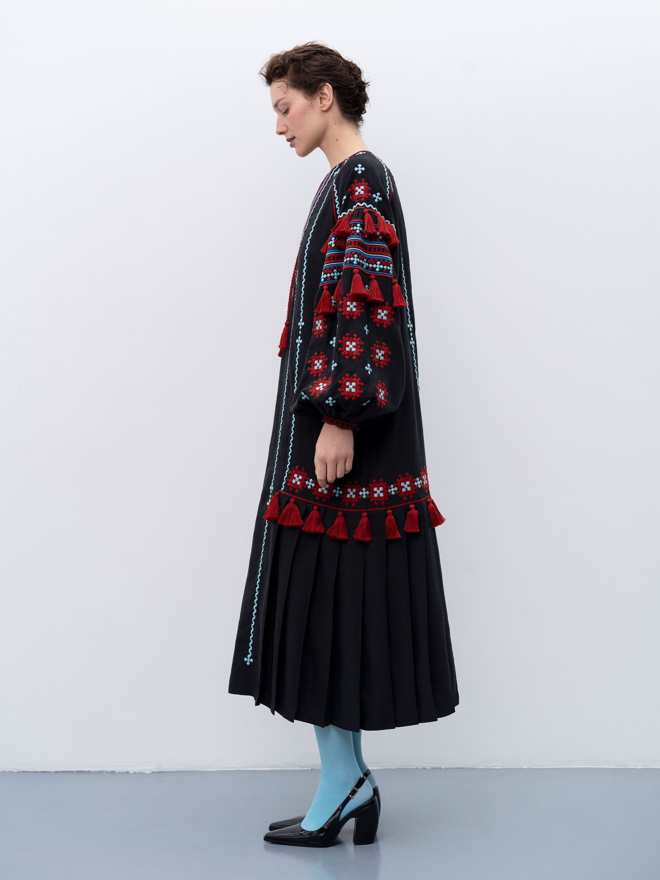 Чорна лляна вишита сукня з контрастним орнаментом та китицями "Тера" - фото 2